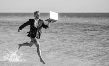 Yönetici iş adamının yaz tatili. İş adamı menajeri plaj molasının tadını çıkarıyor. Müdür iş adamı için dinlenme zamanı. İşadamı için geri çekiliyoruz. iş potansiyeli.