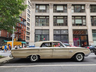 New York City, ABD - 17 Ağustos 2023: Mercury Montclair 1964 model klasik araba, yan manzara.