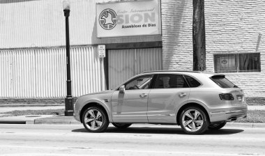 Miami Beach, Florida ABD - 15 Nisan 2021: Silver Bentley Bentayga v8 2015 SUv, arka görüş.