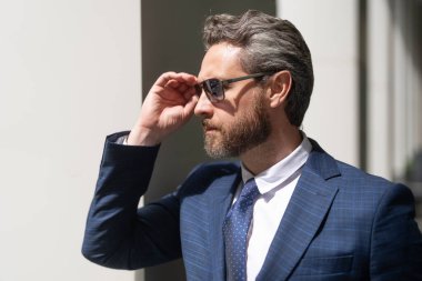 Yakışıklı CEO 'nun portresi. Başarılı bir gelecek vizyonu. Yeni fırsatlar. Ofis binasındaki iş adamı. Başarılı bir iş patronu. Takım elbiseli bir iş adamı portresi. Modern ofiste iş adamı..