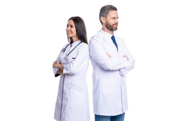 Kendine güvenen pratisyen doktor muayenehanede duruyor. Steteskoplu pratisyen hekim. Tıp, sağlık ve insan konsepti. Hastanedeki doktor..