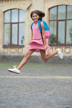 Ders çalışma zamanı. Bilgi ve eğitim. Okul hayatı. Mutlu bir çocukluk. Okula dönelim. Bilgi günündeki genç kız. Üniversitede eğitim. Kız öğrenci dışarı atlıyor. 1 Eylül. Rahat ol..