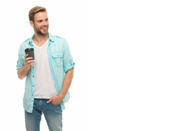 Evde kahve molası. Millennial Man 'in beyaz kahve fincanı var. Sabah kahvesi vakti. Yaşam tarzı konsepti. Espresso içiyorum. Çay içen adam. Sıcak bir sabah. Boşluğu kopyala.