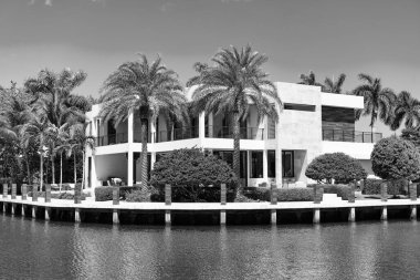 Limanı yaz tatili için mükemmel olan lüks villa. Yaz tatilini rahatlatmak için güzel bir villa. Modern villa yaz tatilinde. Villada yaz tatili için rüya gibi bir yer..