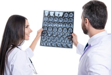 Doktor nörolog. Doktor hastalık taraması yapıyor. Tıbbi teşhis. Teşhis ve tedavi. İki doktor teşhis koymaya çalışıyor. Cerrah röntgen sonuçlarını kadınlara gösteriyor. Nöroloji uzmanı..