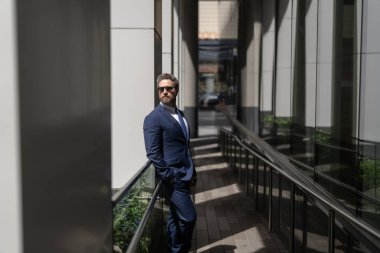 Ofis binasındaki iş adamı. Başarılı bir iş patronu. Takım elbiseli bir iş adamı. Modern ofisteki iş adamı. Yakışıklı bir CEO. Başarılı bir gelecek vizyonu. Yeni fırsatlar. Boşluğu kopyala.