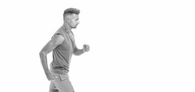 Spor müsabakası Uzun bir spor koşusunda koşucu, kopyalama alanı. Kaçak, beyaz stüdyoda izole edilmiş. Spor koşucusu bir maratonu tamamladıktan sonra bitiş çizgisini geçti. Koşucu inanılmaz bir hızla koştu..