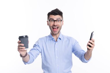 Patron akıllı telefon kullanıyor. İş görüşmesi. Telefonda konuştuktan sonra iş adamı. Telefon var. İletişim kurmak için telefonu kullanan bir adam. İletişim. İş adamı kahve molasında telefonu tutar. Harika haber..