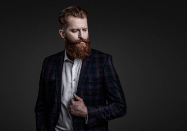 Şık takım elbiseli bir iş adamı. Resmi terzilik kıyafeti. Erkek giyim kuşamı. Bespoke takımı. Özel dikim erkek giysisi giymiş sakallı adam. Özel dikim kıyafet giyen bir iş adamı. Boşluğu kopyala.