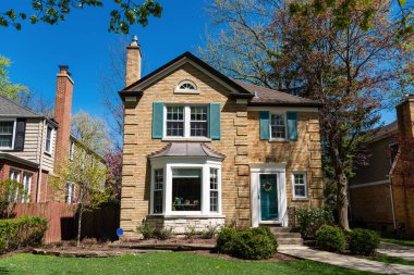 mülkiyet ve mimarlık. konut. Banliyö ev mimarisi. Modern yazlık ev. Mimarlık konsepti. Mahalledeki bir mülk. Emlak ve emlak sigortası.