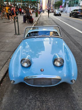 New York City, ABD - 06 Ağustos 2023: Austin Healey Sprite 1960 model üstü açık spor araba, ön manzara.