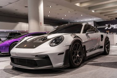 New York City, ABD - 27 Mart 2024: Porsche 911 GT3 spor araba New York Uluslararası Otomobil Fuarı, açı manzaralı.