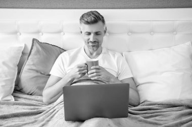 Olgun bir adamın laptopta kahve ile birlikte çalışmasına sevindim..