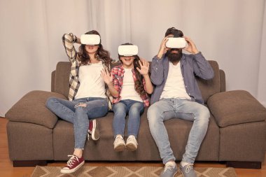 Neşeli aile evdeki kanepede otururken gözlük takıyor, yenilik yapıyor..