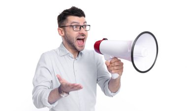 Megafonla bağıran adam spikeri. Megafonlu spikerin fotoğrafı. Beyaz arka planda megafonlu bir spiker var. Stüdyoda megafonlu adam spikeri.