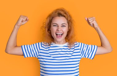 Sarı arka planda izole edilmiş kızıl saçlı kız yüzü. Stüdyodaki kızıl saçlı genç kızın yüzü. Yetişkin kızıl kız yüzü.