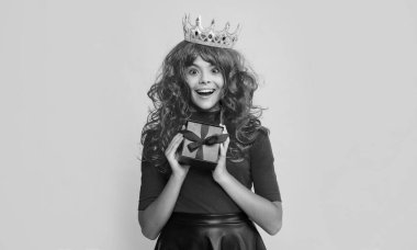 Sarı zemin üzerinde mevcut kutu ile diyabetteki hayretler içindeki çocuk.