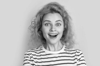 Şaşırmış kızıl saçlı kadın yüzü sarı arka planda izole edilmiş. Stüdyodaki genç kızıl saçlı kadının yüzü. Yetişkin kızıl saçlı kadın yüzü.