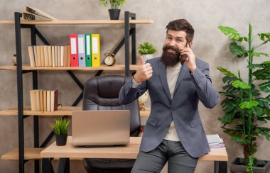 Başparmak kaldırıyorum. Mutlu yönetici telefon şovu jesti hakkında konuşuyor. Başparmaklar yukarı. Onaylama işareti. Mobil iletişim.