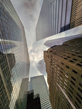 Gökdelen binası perspektifte. Gökdelen modern şehir. Şehir tasarımı. Bakış açısı. Modern yapı mimarisi. Metropolis 'teki mimari bina. Gökdelen mimarisi.