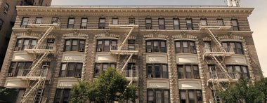 Mimari dış ve dış cepheye acil merdiven merdiveni olan konut mimarisi.