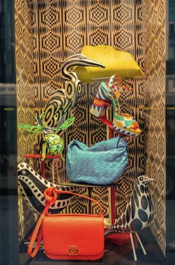 New York City, ABD - 9 Temmuz 2023: Roger Vivier renkli pencere görüntüsü.