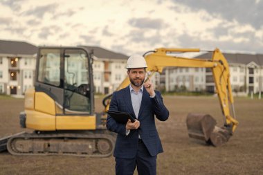 İnşaat mühendisi fikrinden esinlendim. İnşaat müfettişi mimarlığı. İnşaat müfettişi inşaat alanında mimarlık yapıyor. İnşaat müfettişi mimarlığı