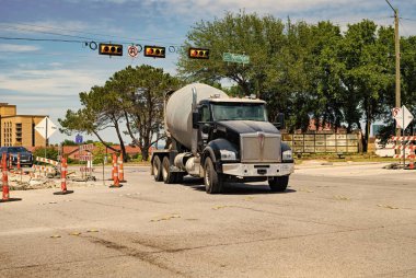 Dallas, ABD - 24 Nisan 2023: Tiseo Paving şirketi Kenworth beton karıştırıcı kamyon ön görünümü.