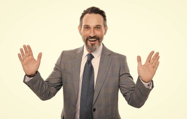 Başarılı bir patron jesti. Başarılı bir iş. İşletme yöneticisi. Stüdyoda profesyonel iş adamı. İş başarısı. Takım elbiseli bir işletmeci beyazdan izole edilmiş. Olgun iş adamı.