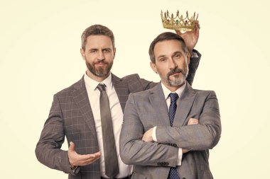 Yönetmen için motivasyon. Takım elbiseli bencil iş adamı. Liderlik. Taç giymiş bir iş adamı. Büyük patron. iş başarısı ve liderlik. Başarılı iş adamı lideri beyazda izole edildi.