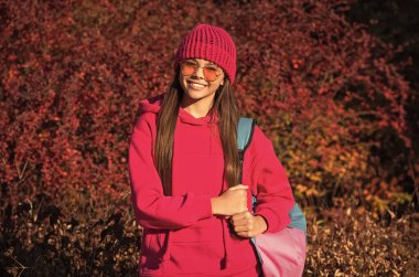 Okul eğitimi. Okula dönüyorum. Okul çantası taşıyan sonbahar kızı. Ergenlik için eğitim. Sonbahar parkındaki genç kız. Sonbahar ders çalışma zamanıdır. Bilgi ve eğitim. okul derecesi.