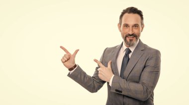 İş teklifi. Başarılı bir iş adamı anlaşma teklif ediyor. İşadamı şirketini öneriyor. İş ilanı. Takım elbiseli bir iş adamı beyazları soyutladı. İşte reklam ve duyuru..