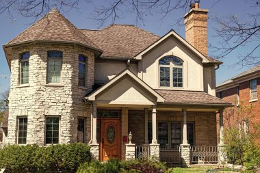 Mahalledeki bir mülk. Emlak ve emlak sigortası. mülkiyet ve mimarlık. konut. Banliyö ev mimarisi. Modern yazlık ev. Mimarlık konsepti. Amerikan Konağı.