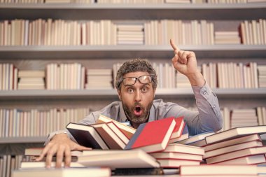 Üniversite profesörü öğrenme ve öğrenme. Okul eğitimi. Okula dönüyorum. Kitaplı üniversite eğitimi. Okul öğretmeni eğitimi sever. Okul kütüphanesindeki kitap kurdu ineği. Yeni iyi fikir.