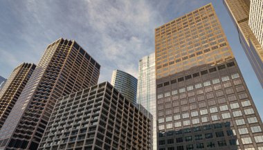 Metropolis mimarisi. Gökdelen mimarisi. Camsı yüzlü bir gökdelen. Metropolis City 'deki modern bina. Metropolis City 'de bir gökdelen. Şehir merkezinde gökdelenli bir şehir. finans bölgesi.