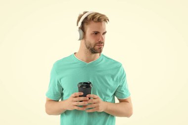 Bin yıllık yaşam tarzı olan bir adam beyaz arka planda izole edilmiş. Geçmişinde bin yıllık yaşam tarzı olan bir adam. Stüdyoda bin yıllık yaşam tarzı olan bir adam. Bin yıllık yaşam tarzına sahip bir adamın fotoğrafı..