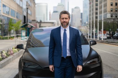 Lüks arabadaki sigorta acentesi. Başarılı bir araba satıcısı. Satış otomobili. Araba sigortası. Dışarıdaki iş adamı. Pahalı takım elbiseli bir satıcı. İş adamı araba kiraladı. Araç sigortası.