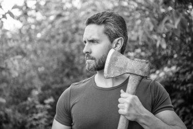 Beyaz sakallı, baltalı, erkeksi bir adam. Açık havada baltalı, erkeksi bir adam. Baltalı, erkeksi bir adamın fotoğrafı. Baltalı, erkeksi adam..