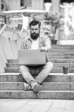 Konsantre Adam Serbest Çalışan 'ın bilgisayarında görüntülü arama var. Freelancer 'ın dışarıda görüntülü görüşmesi var. Freelancer 'ın kahve molasında video görüşmesi var. Man Freelancer 'ın dışarıyla görüntülü görüşmesi var..