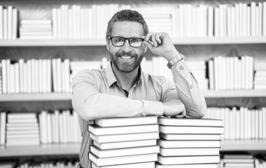 Okul kütüphanesinde üniversite öğretmeni. Öğretmenler gününde bilgi ve eğitim alan kitapları okumak için sınava hazırlanıyor..