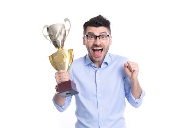 İş başarısı. İş adamı zaferi beyazlarla izole edilmiş iş görüşmeleriyle kutluyor. Şampiyon kupasını elinde tutan başarılı bir iş adamı. Ticari başarı. Etkili liderlik.