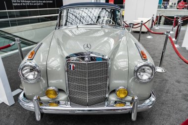 New York City, ABD - 27 Mart 2024: Mercedes Benz W105 W128 W180 üstü açık eski araba New York Uluslararası Otomobil Fuarı, ön manzara.