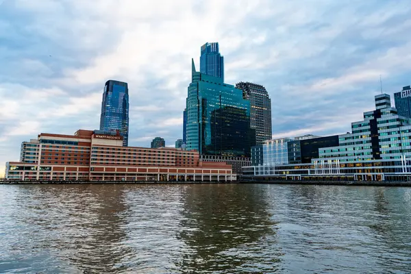 New York, Jersey City, ABD - 21 Aralık 2023: Hyatt Regency Jersey Şehri Hudson 'da gökdeleni ve gökdeleniyle birlikte. Şehir silüeti.