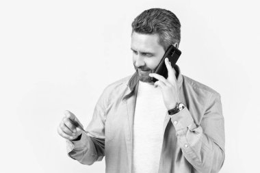 Adam kartvizitle iletişim kuruyor. Kartvizitle bir adamın fotoğrafı. Stüdyonun arka planında izole edilmiş bir adam kartı var. Stüdyodaki çağrı kartıyla adam..