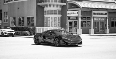Miami Beach, Florida USA - 15 Nisan 2021: mclaren 570GT MSO siyah, ön köşe manzaralı.
