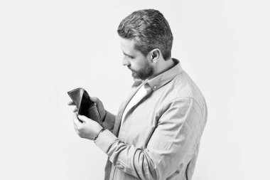 Cüzdanı stüdyo arka planında olan zavallı iflas etmiş bir adam. Stüdyoda cüzdanı olan iflas etmiş bir adam. Elinde cüzdanı olan iflas etmiş bir adam. Cüzdanı olan iflas etmiş bir adamın fotoğrafı..