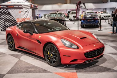 New York City, ABD - 27 Mart 2024: Ferrari California üstü açılır lüks süper araba New York Uluslararası Otomobil Fuarı, yan görüş.