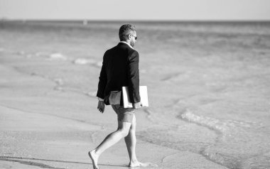 Yaz haftasonu ve uzak bağımsız çalışma. Bilgisayarlı bir iş adamı. İş adamı yazları denizde rüya görür. Yaz işi. Yaz tatilinde serbest çalışan bir iş adamı..