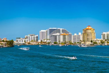 Fort Lauderdale, Florida, ABD - 25 Mart 2023: Florida 'daki Fort Lauderdale şehir binasının gökyüzü manzarası.