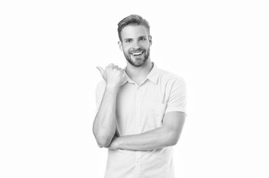 Arka planda işaret eden neşeli bir adam. Stüdyoyu gösteren adam. Tüylü bir adamın fotoğrafı. İzole edilmiş beyazı gösteren adam.